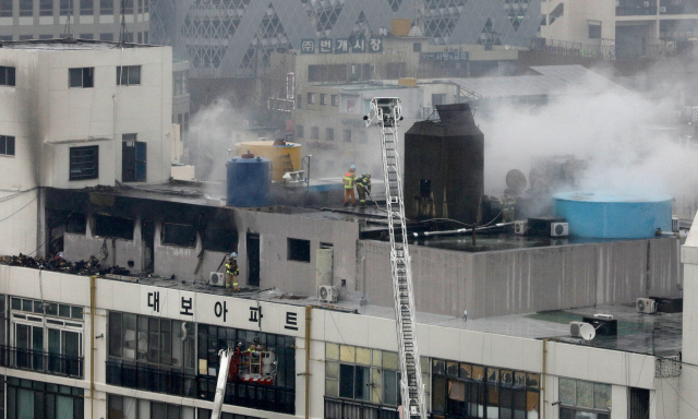 19일 오전 대구 중구 포정동 한 목욕탕 건물 화재현자엥서 소방대원들이 화재를 진화하며 내부 수색작업을 벌이고 있다. 김영진 기자 kyjmaeil@imaeil.com