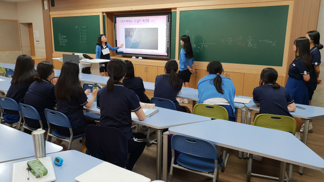 대구 효성여고 2학년 학생들이 수학 주제탐구 발표대회에 진지하게 참여하고 있다. 효성여고 제공
