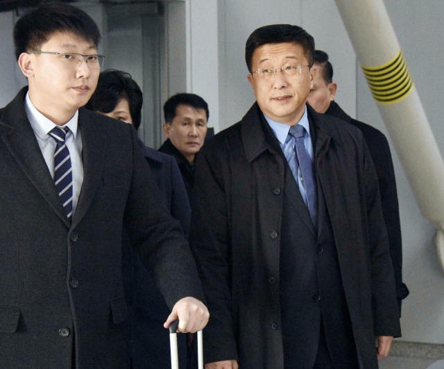 김혁철 북한 국무위원회 대미 특별대표(오른쪽)가 19일 중국 베이징 서우두 국제공항에 도착하고 있다. 김특별대표는 베이징을 경유, 하노이로 가 북미 실무회담에 나선다. 연합뉴스