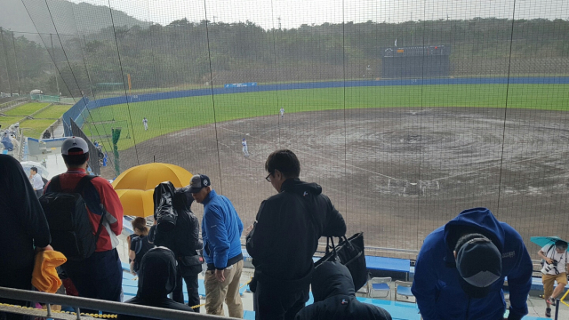 19일 오후 일본 오키나와 온나손의 아카마구장에서 열린 삼성 라이온즈와 니혼햄 파이터스의 연습경기 1회초에 우천 취소 결정이 나자 관람객들이 자리를 뜨고 있다. 삼성 라이온즈 제공