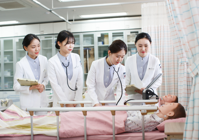 경북전문대 간호학과 학생들이 임상 실습을 하고 있다. 경북전문대 제공