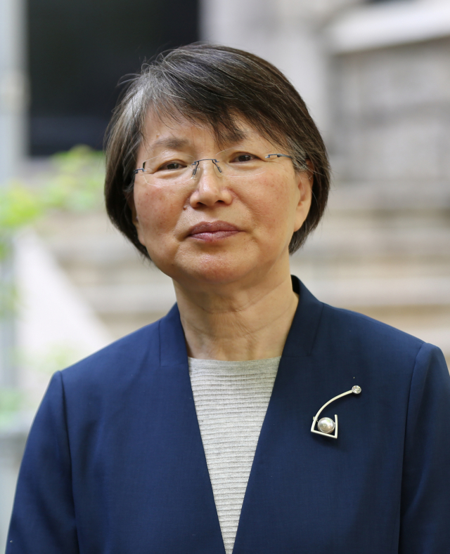 문재인 대통령은 19일 오후 신임 청와대 과학기술보좌관에 이공주 이화여대 약학과 교수를 임명했다. 이 신임 보좌관은 1세대 여성 과학자이자 생화학·프로테오믹스(Proteomics) 분야의 세계적 권위자다. 연합뉴스