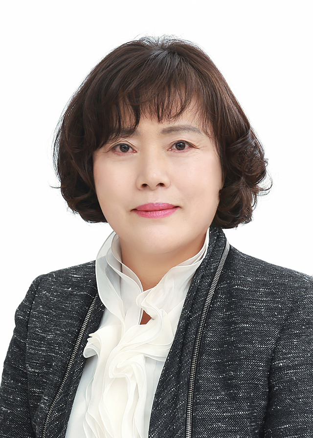 문재인 대통령은 19일 오후 신임 새만금 개발청장에 김현숙 전북대 도시공학과 교수를 임명했다. 김 신임 청장은 도시설계 분야 전문가로 새만금 위원회 위원을 맡고 있다. 연합뉴스