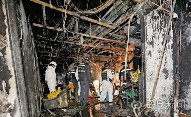 19일 오전 대구 중구 포정동 대보사우나 건물에서 불이 나 3명이 사망하고 89명이 중경상을 입는 사고가 발생했다. 이날 오후 국립과학수사연구원 직원과 경찰이 화재로 아수라장이 된 4층 남자목욕탕 발화추정 지점에서 합동감식을 벌이고 있다. 김영진 기자 kyjmaeil@imaeil.com