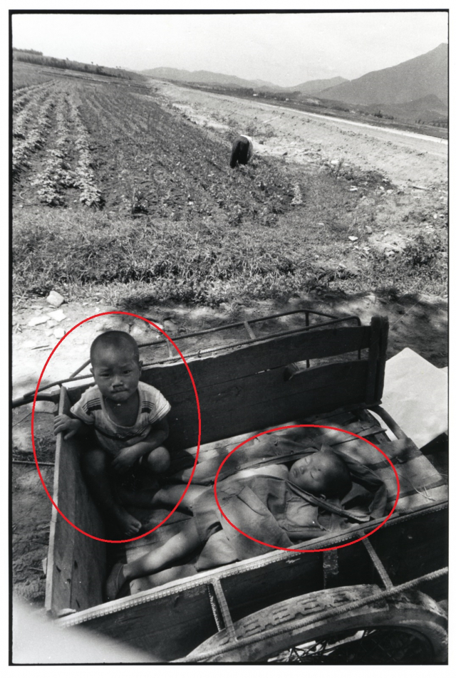 1969년 경부고속도로 건설현장에는 어린아이들만 집에 둘 수 없어 리어카나 지게 등에 아이들을 태우고 다니는 모습을 심심치 않게 볼 수 있었다. 한국도로공사 제공