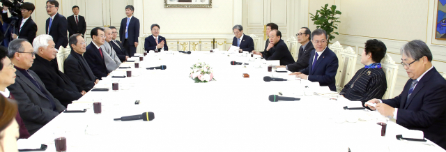 문재인 대통령이 20일 낮 청와대에서 5·18 민주화운동 관련 광주지역 원로를 초청해 오찬 간담회를 열고 있다. 연합뉴스