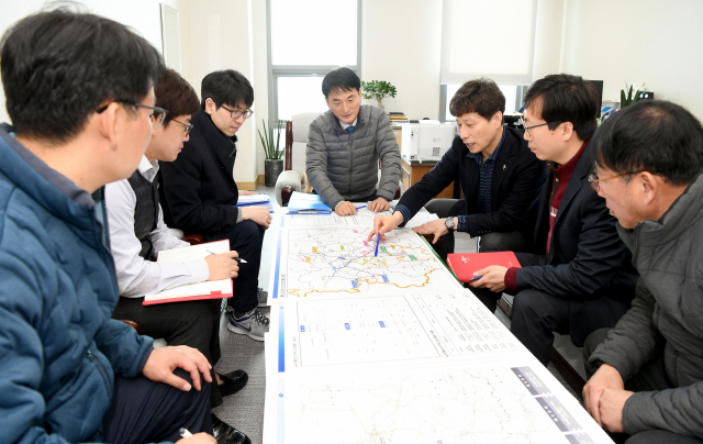 19일 낮 12시 30분, 점심시간임에도 경북도 직원들이 회의실에 모여 대구경북 통합신공항 이전에 대한 자료 공부와 함께 토론을 하고 있다. 임상준 기자 news@imaeil.com