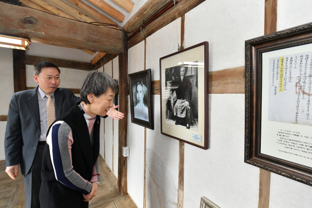 정재숙 문화재청장이 20일 오전 경북 안동시에 있는 임청각(보물 제182호)을 찾아 이상룡 선생의 종손인 이창수 씨의 안내로 내부를 둘러보고 있다. 임청각은 임시정부 초대 국무령을 지낸 독립운동가 이상룡 선생의 생가로, 문화재청은 오는 2025년까지 이곳을 일제강점기 이전의 모습으로 복원할 계획이다. 연합뉴스