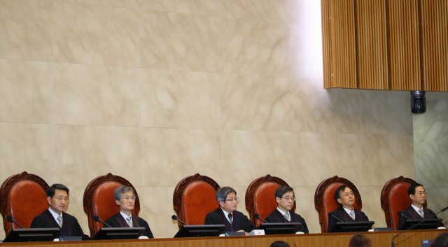 대법원이 기존 판결에서 60세로 인정한 육체노동자의 노동 가동연령을 65세로 상향할지를 두고 공개변론을 연 29일 서울 서초구 대법원에서 김명수 대법원장(왼쪽 세번째)이 박모씨가 수영장 운영업체를 상대로 낸 손해배상소송과 장모씨가 목포시를 상대로 낸 손해배상소송 상고심 사건의 공개변론을 진행하고 있다. 연합뉴스