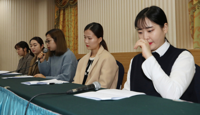 오는 2월 9일로 평창동계올림픽이 개막한 지 1년이 된다. 그러나 올림픽 이후 1년이 지나는 동안 올림픽의 그림자가 속속 드러나기 시작했다. 은메달을 목에 건 여자컬링 대표팀 