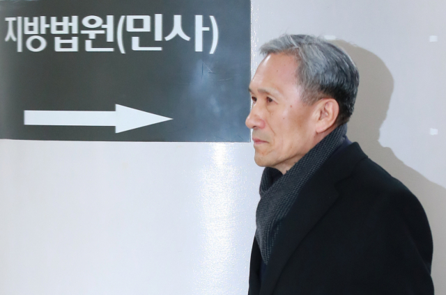 군 사이버사령부의 정치관여 활동에 개입한 혐의로 기소된 김관진 전 국방부 장관이 8일 서울 서초구 서울중앙지법에서 열린 결심공판 오전 재판을 마친 뒤 법정을 나서고 있다. 검찰은 이날 결심공판에서 김 전 장관에게 징역 7년을 구형했다. 연합뉴스