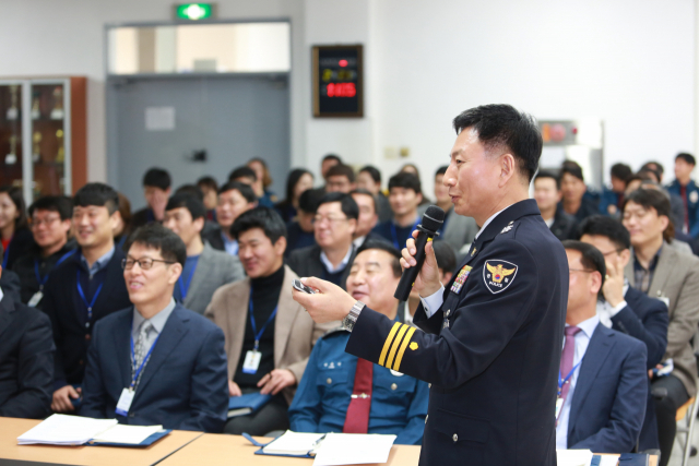 김기출 경북지방경찰청장이 21일 경산경찰서를 방문해 직원들과 소통의 시간을 가지고 있다.