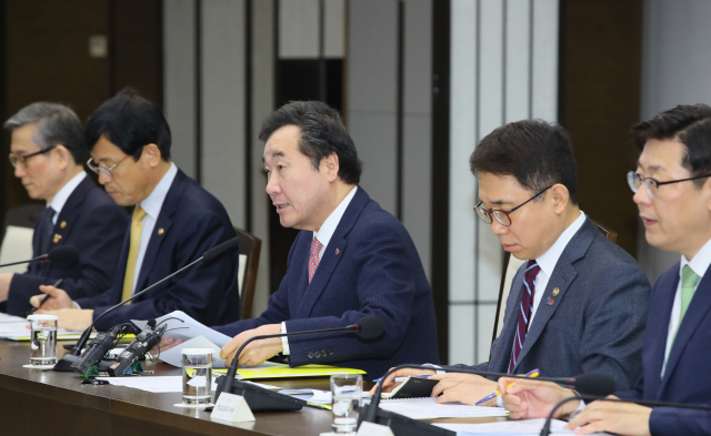 이낙연 국무총리가 21일 세종시 정부세종청사에서 열린 국정현안점검조정회의에서 경제·노동시장의 변화에 대해 발언하고 있다. 연합뉴스