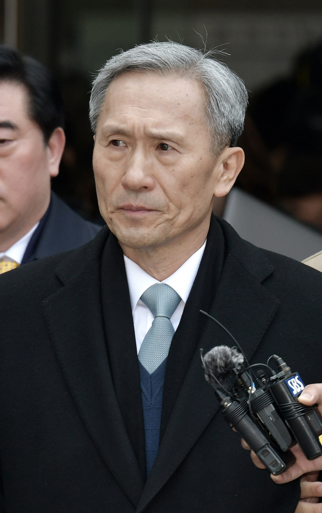 군 사이버사령부의 정치관여 활동에 개입한 혐의로 재판에 넘겨진 김관진 전 국방부 장관이 21일 서초구 서울중앙지법에서 열린 1심에서 2년 6개월을 선고받고 재판정을 나서고 있다. 연합뉴스
