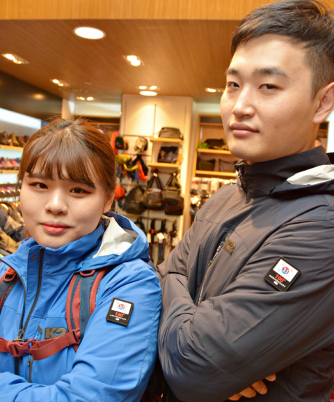 대구백화점 프라자점 6층 아웃도어 브랜드 K2는 3·1운동 100주년을 기념하는 바람막이 점퍼를 선보였다. 