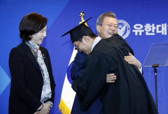 문재인 대통령이 21일 오전 경기도 부천시 유한대학교에서 열린 졸업식에서 수상한 졸업생들을 포옹하며 격려하고 있다. 유한대학교는 독립운동가이자 기업인, 교육자로 한평생 국민과 국가를 위해 봉사한 유일한 박사가 설립한 학교로 현재 고등직업교육 기관으로 높은 평가를 받는 대학이다. 연합뉴스
