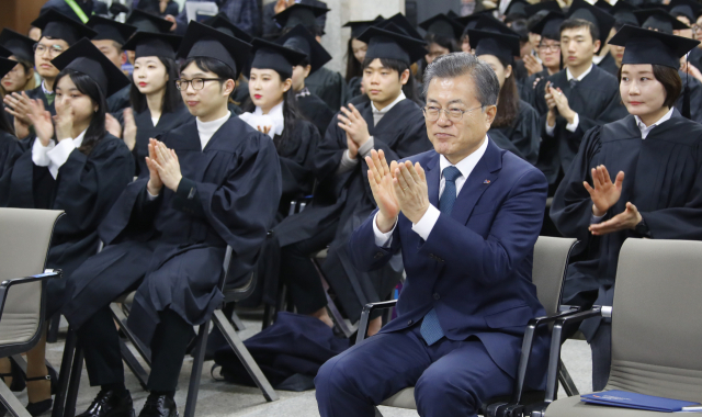 문재인 대통령이 21일 오전 경기도 부천시 유한대학교에서 열린 졸업식에 참석하여 학생들의 졸업을 축하하며 박수 치고 있다. 연합뉴스