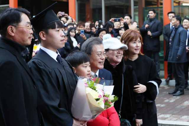 문재인 대통령이 21일 오전 경기도 부천시 유한대학교에서 열린 졸업식에서 한 졸업생 가족들과 기념 촬영을 하고 있다. 유한대학교는 독립운동가이자 기업인, 교육자로 한평생 국민과 국가를 위해 봉사한 유일한 박사가 설립한 학교로 현재 고등직업교육 기관으로 높은 평가를 받는 대학이다. 연합뉴스