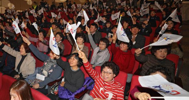 지난 2월 대구 엑스코에서 열린 제112주년 국채보상운동 기념식에 참가한 시민들이 대구의 시민정신을 대표하는 국채보상운동부터 2·28민주운동까지 대구시민주간(21~28일) 개막 축하하며 대구시민주간 깃발을 흔들고 있다. 매일신문DB