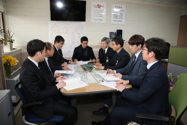 54년만에 인구 10만 명 선이 붕괴된 것을 자책하는 심정으로 상주시 전체 직원들이 21일 검정 넥타이를 매고 문상객 차림으로 업무를 보고 있다. 상주시 제공