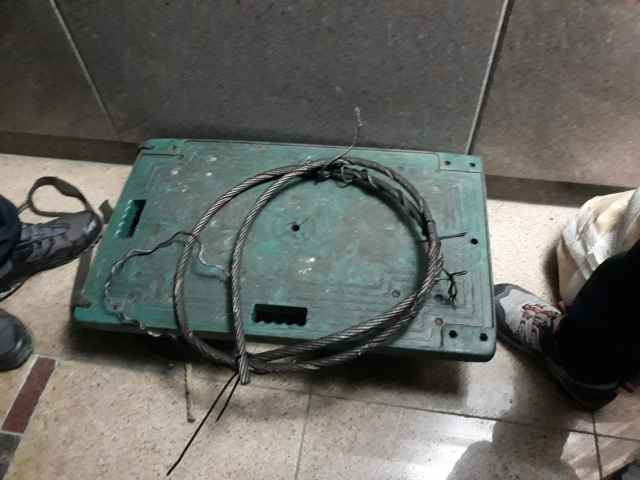 지난 15일 발생한 대구 수성구 범어동 한 고층 아파트 승강기 추락 사고는 승강기 하단에 설치된 철제로프가 끊어지면서 발생한 것으로 조사됐다. 승강기 전문가들은 철제로프가 끊어지는 사례는 지금까지 발견된 적이 없다고 입을 모았다. 수성구청 제공