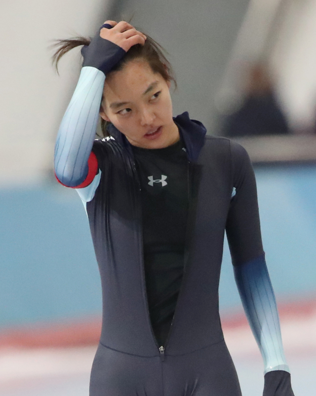 지난달 21일 오후 서울 노원구 태릉국제스케이트장에서 열린 제100회 전국동계체육대회에서 스피드스케이팅 여자일반부 3,000m에 출전한 김보름이 경기 후 숨을 고르고 있다. 연합뉴스