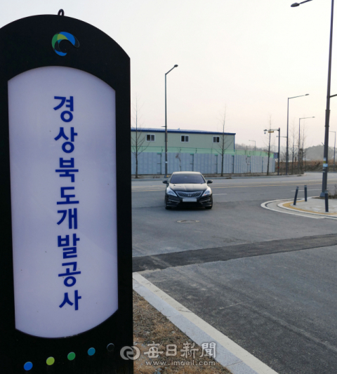 경상북도개발공사의 진·출입 도로에 좌회전이 안 돼 상당수 공사 이용 차량이 불법 중앙선 침범을 하고 있다. 김영진 기자