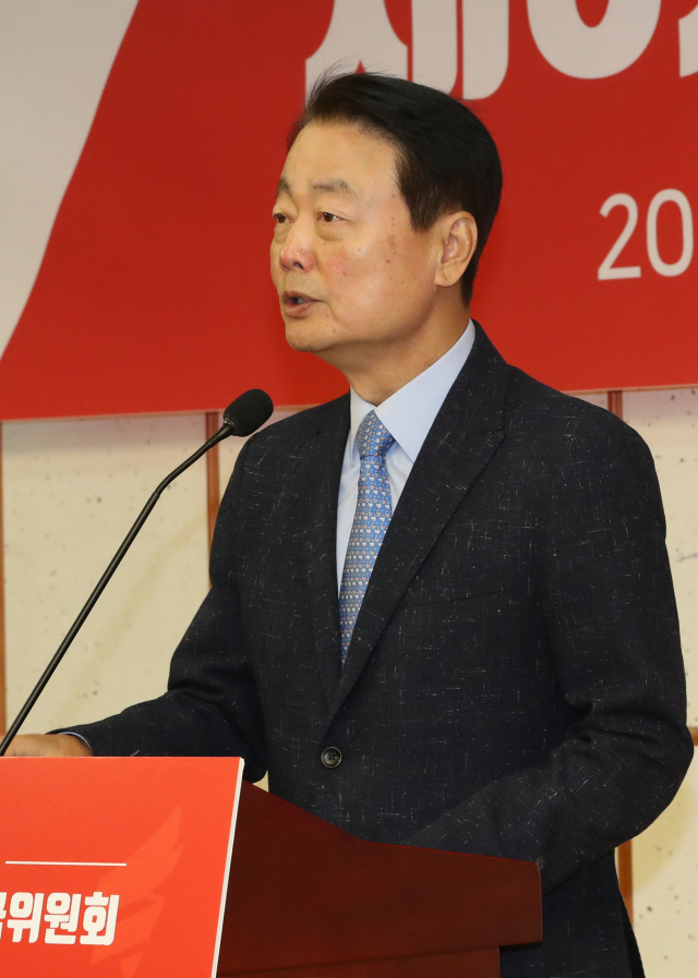 자유한국당 한선교 상임전국위원회 의장이 8일 오전 국회 의원회관에서 열린 제6차 상임전국위원회에서 인사말을 하고 있다. 연합뉴스