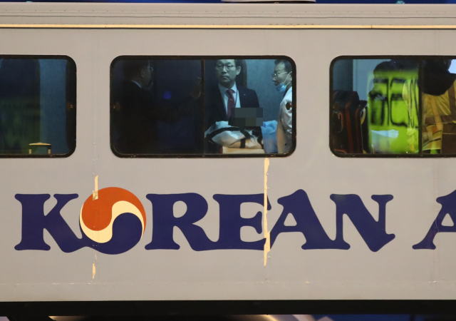 지난해 말 미국 그랜드캐니언에서 추락사고를 당한 대학생 박준혁 씨가 22일 오후 인천국제공항을 통해 귀국하고 있다. 연합뉴스