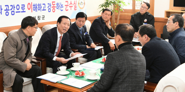 구인모 거창군수가 위천면 농촌중심지 활성화 사업 추진위원들의 어울림 쉼터 사업부지 내 토지 보상 문제와 복지회관 증·개축 사업에 따른 애로사항을 듣고 있다. 거창군 제공