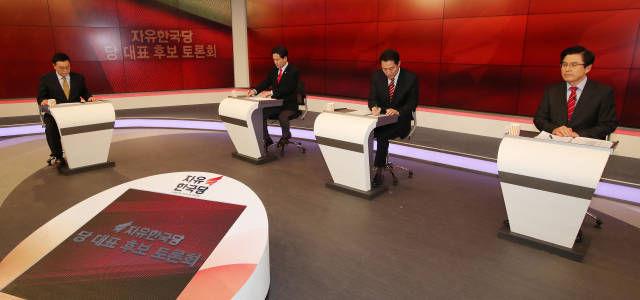 자유한국당 전당대회를 앞둔 김진태(왼쪽 두번째부터), 오세훈, 황교안 당대표 후보자가 23일 오전 서울 중구 매경미디어센터에서 열린 자유한국당 합동TV 토론회 시작을 기다리고 있다. 연합뉴스
