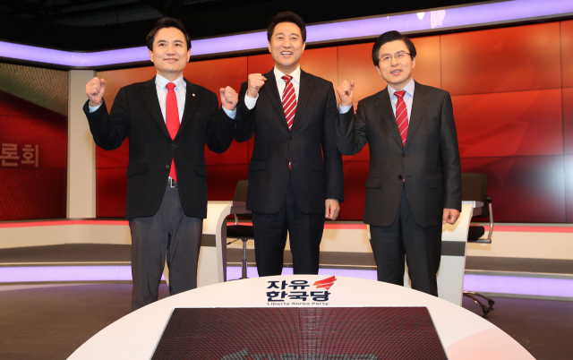 자유한국당 전당대회를 앞둔 김진태(왼쪽부터), 오세훈, 황교안 당대표 후보자가 23일 오전 서울 중구 매경미디어센터에서 열린 자유한국당 합동TV 토론회에 앞서 포즈를 취하고 있다. 연합뉴스 #자유한국당 전당대회