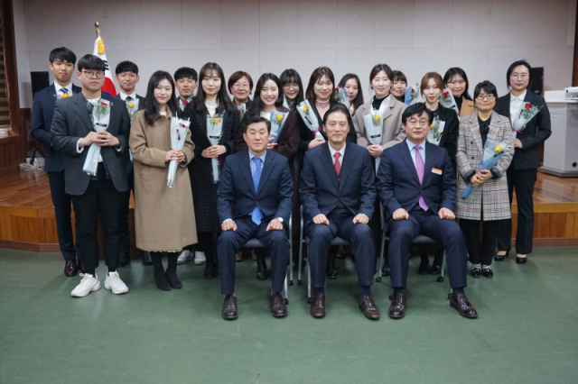 다음 달 1일부터 예천지역 내 유·초·중학교로 배정될 신규교사들이 지난 20일 임명장을 받고 기념촬영을 하고 있다. 예천교육지원청 제공