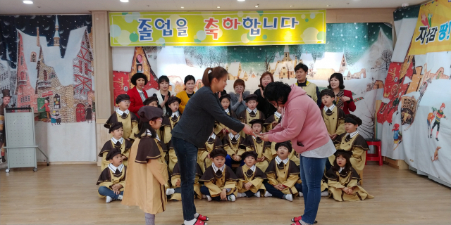 영천 또래어린이집이 성금 100만원을 환아 아동 가구에 전달하고 있다. 영천시 제공