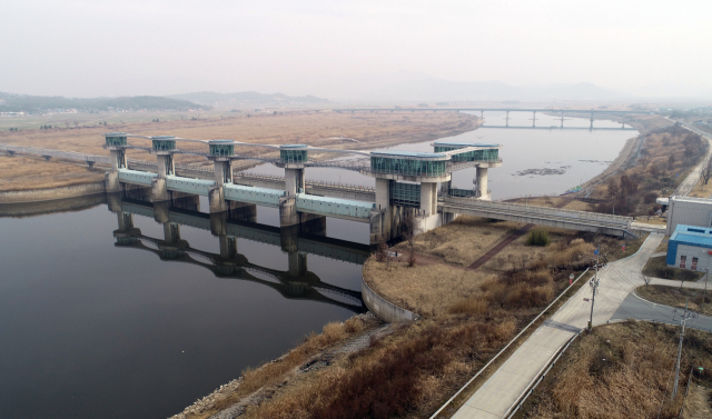 22일 전남 나주시 다시면 죽산보 아래로 영산강이 흐른다. 환경부 4대강 조사·평가 기획위원회는 경제성과 환경성 등을 종합적으로 평가해 죽산보를 해체하는 처리방안을 제시했다. 연합뉴스