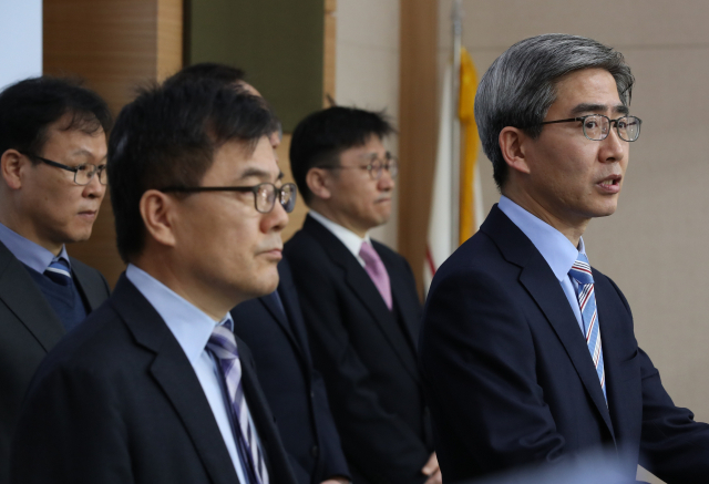 4대강의 자연성 회복 방안을 추진해온 환경부 4대강 조사·평가 기획위원회의 홍종호, 홍정기 공동위원장이 22일 서울 세종로 정부서울청사 별관에서 금강과 영산강 5개 보 처리 방안을 발표하고 있다. 위원회는 세종보와 죽산보는 해체, 공주보는 부분 해체, 백제보와 승촌보는 상시 개방하는 방안을 제안했다. 연합뉴스