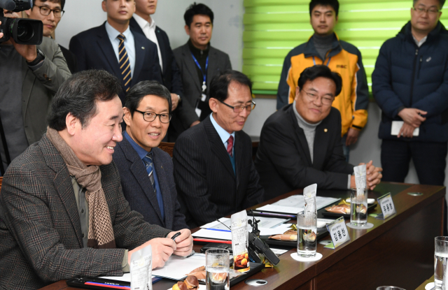 이낙연 국무총리가 22일 충남 부여군 밤뜨래 영농조합법인에서 열린 밤 가공시설 현장간담회에서 행사 도중 찾아온 자유한국당 정진석 의원(오른쪽)으로 부터 공주보·세종보 등 보 시설 해체에 반대하는 의견을 듣고 있다. 연합뉴스