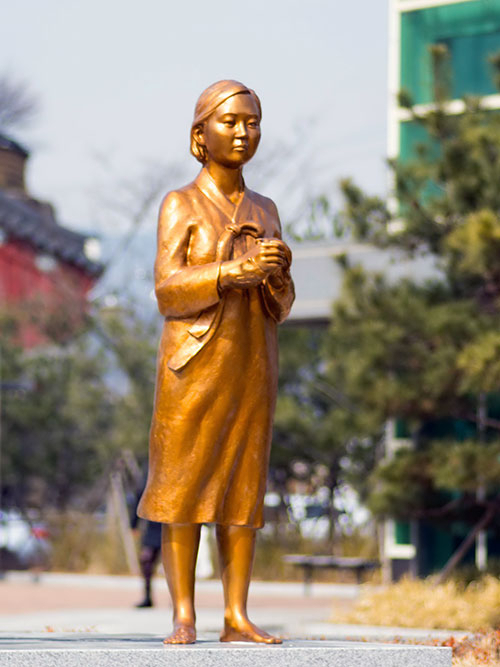 구미 평화의 소녀상이 지난해 3월 1일 지역 고교생들의 제안으로 구미역사 뒤 광장에 세워져 어둡고 아픈 시대의 역사와 함께 평화를 증언하고 있다. 전병용 기자