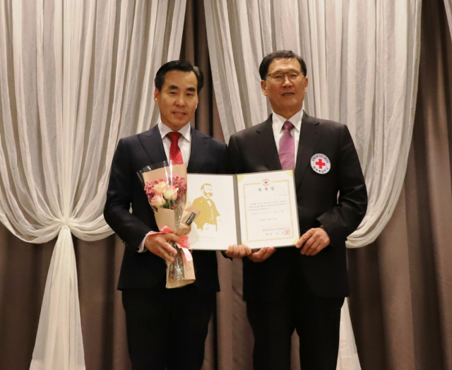 안상규(왼쪽) 대한적십자사 홍보대사