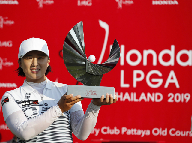 24일 태국 촌부리 시암 컨트리클럽 파타야 올드 코스(파72)에서 열린 미국여자프로골프(LPGA) 투어 혼다 LPGA 타일랜드에서 우승한 양희영이 우승트로피를 들고 기뻐하고 있다. 연합뉴스