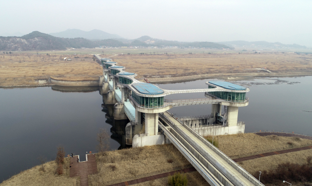 22일 전남 나주시 다시면 죽산보 아래로 영산강이 흐른다. 환경부 4대강 조사·평가 기획위원회는 경제성과 환경성 등을 종합적으로 평가해 죽산보를 해체하는 처리방안을 제시했다. 연합뉴스