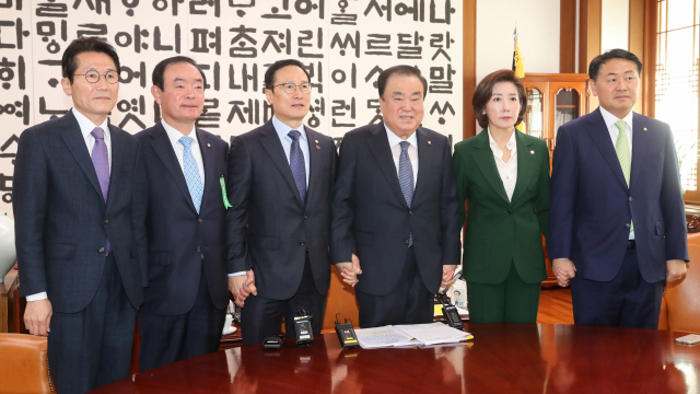 문희상 국회의장과 여야 5당 원내대표들이 25일 오전 국회의장 집무실에서 회동하고 있다. 왼쪽부터 정의당 윤소하, 민주평화당 장병완, 더불어민주당 홍영표, 문 의장, 자유한국당 나경원, 바른미래당 김관영 원내대표. 연합뉴스