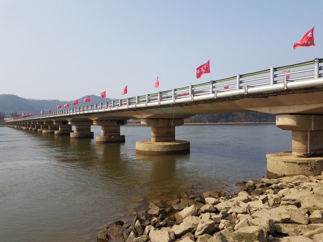상주보 개방 4일째인 25일 오전 11시쯤 상주보와 3km쯤 떨어진 낙동강 상류인 중동면 강창교 교각 아래 받침기둥에 수위가 가라앉으면서 생긴 젖은 자국이 선명하다. 고도현 기자