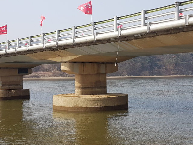 상주보 개방 4일째인 25일 오전 11시쯤 상주보와 3km쯤 떨어진 낙동강 상류인 중동면 강창교 교각 아래 받침기둥에 수위가 가라앉으면서 생긴 젖은 자국이 선명하다. 고도현 기자