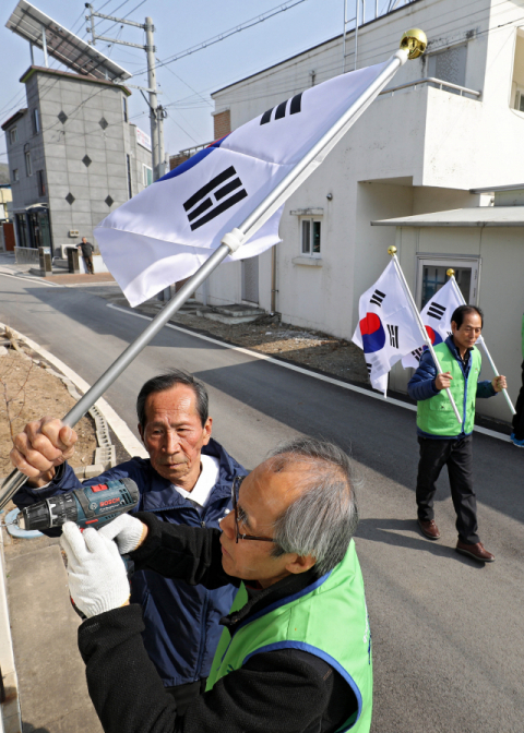 3·1운동 100주년을 앞두고 대구 동구 미대동 4·26 만세운동이 재조명 받고 있는 가운데 25일 최주원 미대동 3·1 만세운동 선양비 건립 추진위원회 사무국장을 비롯한 주민들이 마을 곳곳에 태극기를 달고 있다. 김영진 기자 kyjmaeil@imaeil.com