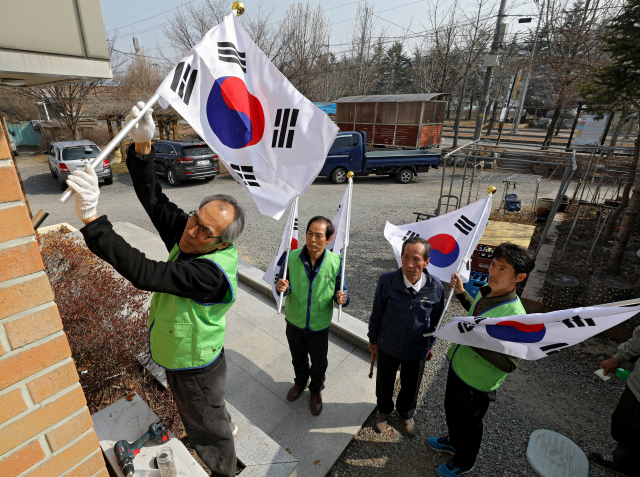 3·1운동 100주년을 앞두고 대구 동구 미대동 4·26 만세운동이 재조명 받고 있는 가운데 25일 최주원 미대동 3·1 만세운동 선양비 건립 추진위원회 사무국장을 비롯한 주민들이 마을 곳곳에 태극기를 달고 있다. 김영진 기자 kyjmaeil@imaeil.com