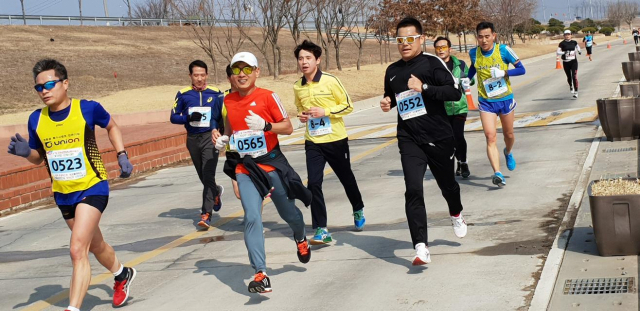 지난해 3월 1일 낙동강체육공원에서 열린 구미시육상연맹장배 시민건강달리기대회에서 참가자들이 힘차게 출발하고 있다. 구미시육상연맹 제공