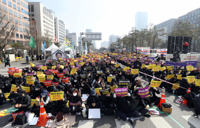 사립유치원단체인 한국유치원총연합회(한유총) 관계자들이 25일 오후 서울 국회 앞에서 
