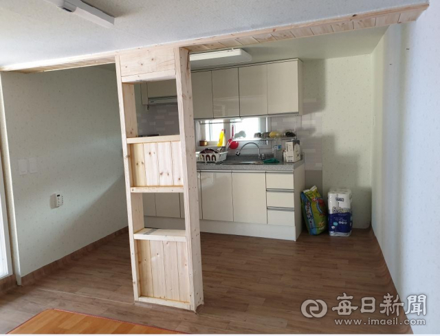 한수원 한울원자력본부와 자원봉사단체 팀-K가 평소 열악한 주거환경의 울진지역 홀몸노인의 집을 리모델링했다. 울진군 제공