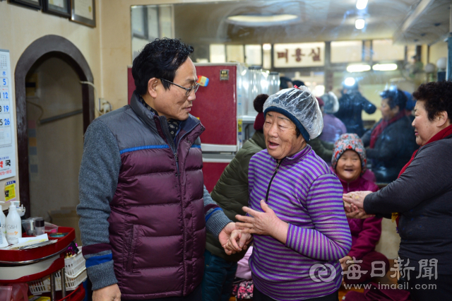 엄태항 봉화군수가 전통시장을 찾아 상인들을 격려하고 있다. 군은 이곳에서 불금 축제를 추진할 계획이다. 봉화군 제공